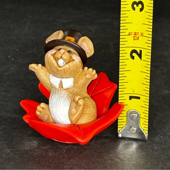 Vintage Hallmark Merry Miniatures Thanksgiving Pilgrim Mouse on Orange Leaf 1982 - Picture 8 of 9